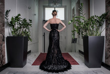 Laden Sie das Bild in den Galerie-Viewer, Evening dress, black lace, lace, feathers, stunning, gown, haute couture, designer